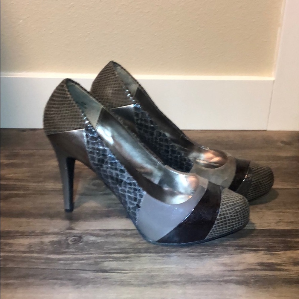 Size 8.5 Grey Patterned High Heel